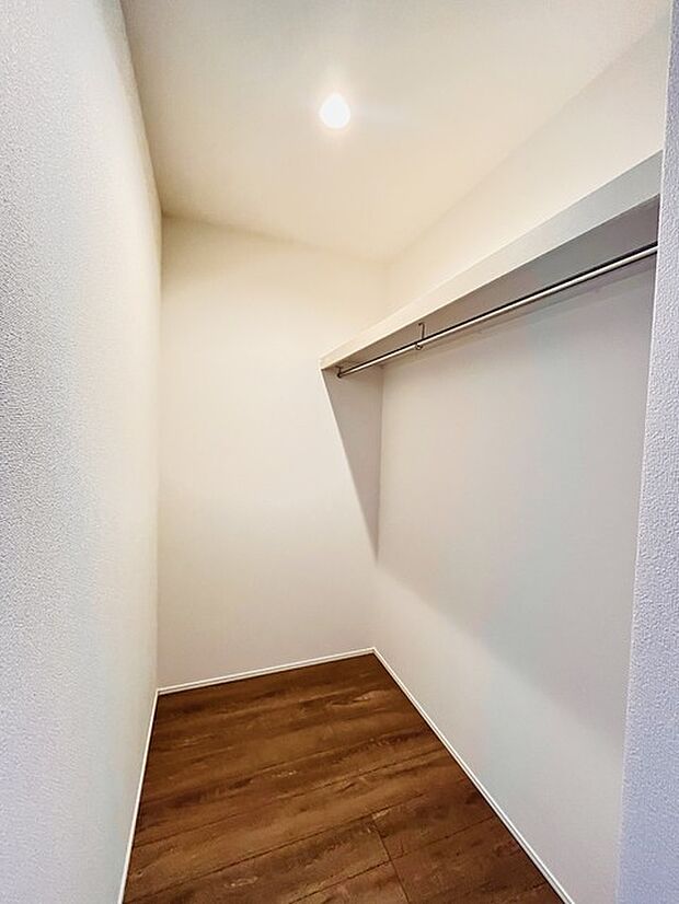 沢山の洋服も収納できそうなウォークインクローゼット。荷物の多い方には嬉しい設計。