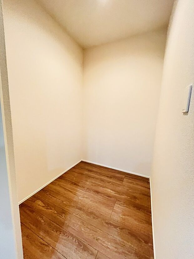 収納スペースがたっぷりと確保されたこの物件では、生活をより快適に送ることができます。