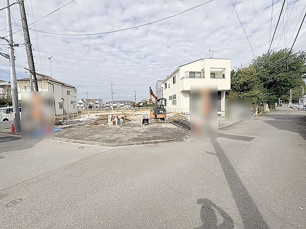 安心して暮らすことのできる住宅街。　住宅地の道路は一般に交通量が少なく車などの騒音が少ないため、住民にとって静かな生活環境が提供されます。 