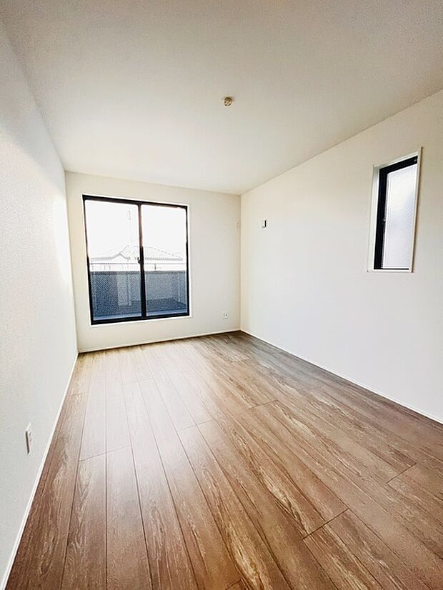 洋室はモダンなデザインと機能性を備え、快適な生活空間に。明るい窓から差し込む自然光が広々とした空間をさらに明るく開放的に感じさせます。