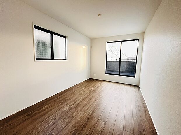 スタイリッシュなデザインと快適な居住性を兼ね備えた洋室。広々とした空間は、自分らしいインテリアを楽しむことができるほか、リラックスした時間を過ごすことができそうです。