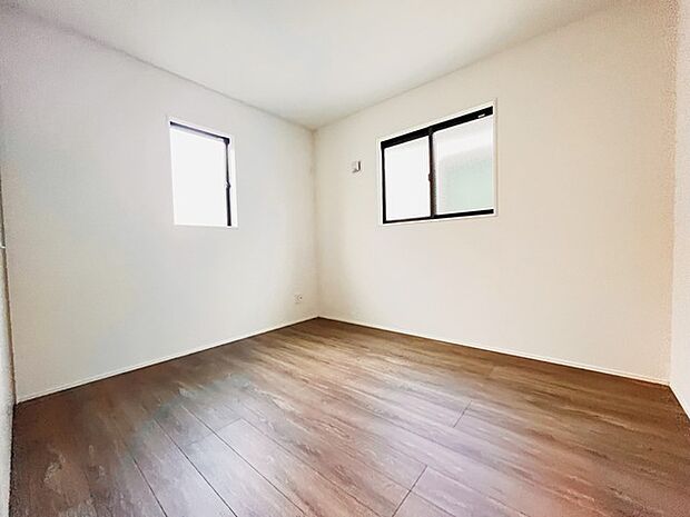 スマートなデザインと賢い収納が生活を快適にします。広々とした雰囲気を演出する工夫が施され、生活空間の魅力を引き出します。  