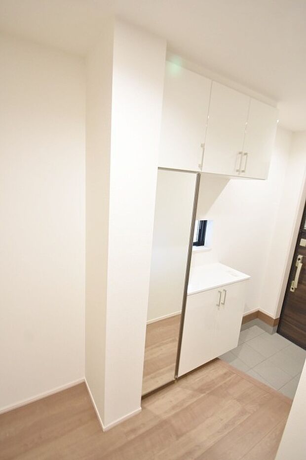 コンパクトながらも、使い勝手の良い玄関スペース。明るいデザインと、収納スペースを効果的に配置することで、使い勝手を最大限に引き出しています。 