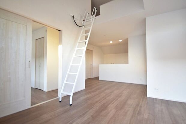 家族が食事するダイニングスペースをキッチンから見渡せる設計に。お料理をしながら家族とのコミュニケーションが増えそうな予感。 