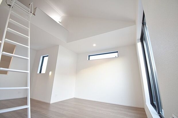 家族みんなが集まるリビング。広さを重視した家族全員が集まれるリビングは、住む上で大事な空間になります。 