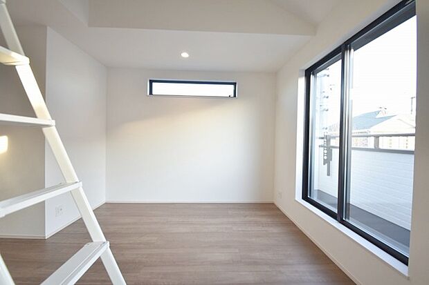 家族の集まるリビングは気持ちの良い自然光が差し込む団欒空間。室内のご見学予約も随時、受付中ですのでお気軽にお問合せください。 