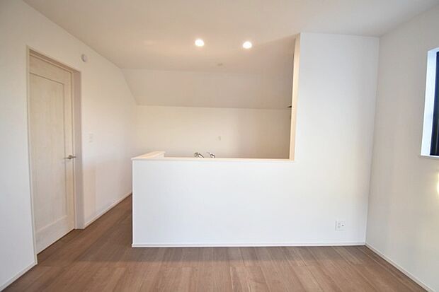 カウンターキッチンならではの開放的な見通し、全体が見渡せることでご家族の団欒スペースもより明るく笑顔が溢れる空間となります。