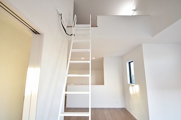 吹抜けの空間を意識した開放感のある間取り。そして上部にロフトを配置。スタイリッシュかつ収納も豊富で長く機能的に住める家を目指して。