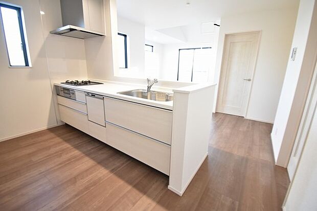 お料理をしながらリビングの家族やゲストとの会話が楽しめるカウンタータイプのキッチン。毎日のお料理を楽しく快適に。 