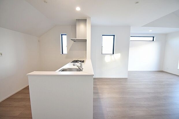 カウンターキッチンは、キッチン側とリビング側に分かれてお店間隔でのお食事も可能！！ お休みの日には、いろいろな楽しみ方を家族みんなでお楽しみください 