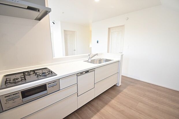 カウンターキッチンならではの開放的な見通し、全体が見渡せることでご家族の団欒スペースもより明るく笑顔が溢れる空間となります。