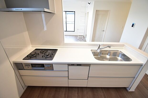 お料理をしながらリビングの家族やゲストとの会話が楽しめるカウンタータイプのキッチン。毎日のお料理を楽しく快適に。 