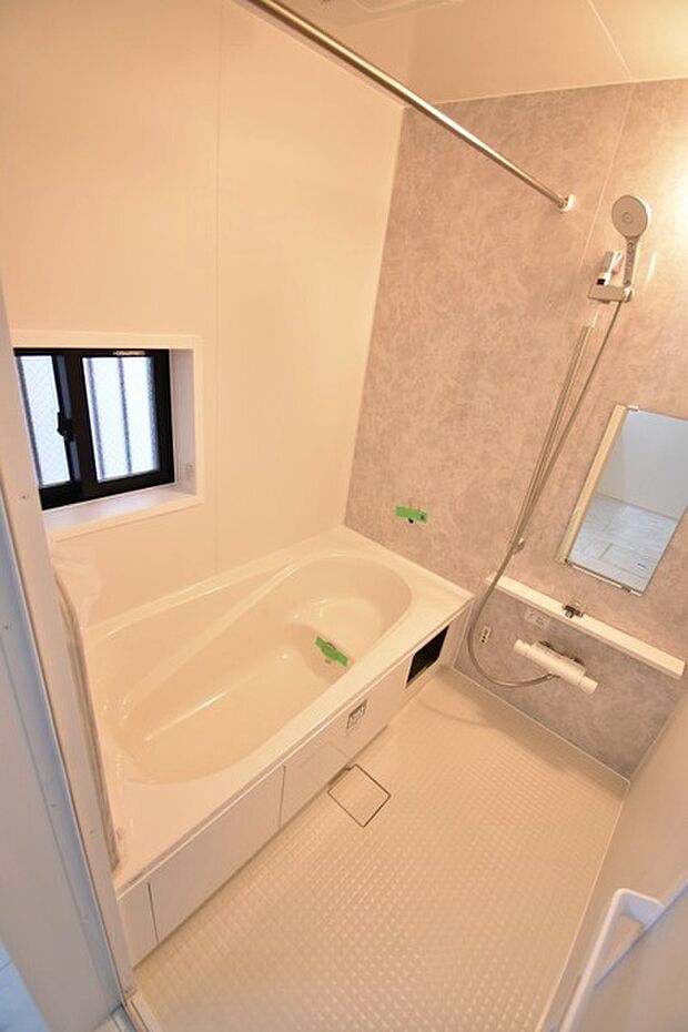 一日の疲れを癒してくれるゆったりとしたバスルームです。