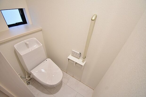 1階トイレ。ウォシュレット機能を標準装備。 