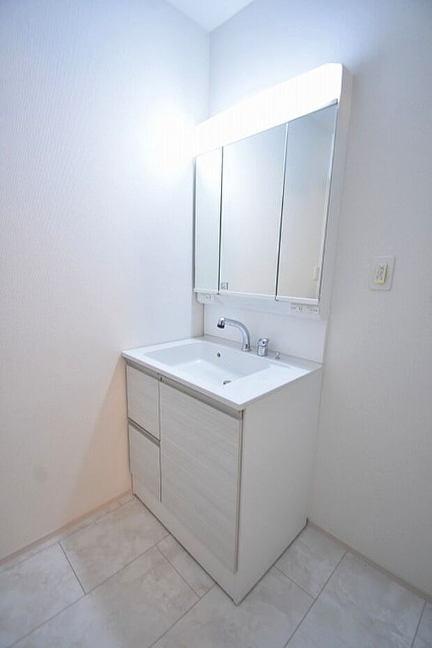 三面鏡に洗面台。 コンセントに照明機能、多機能性を備えた設備です。  