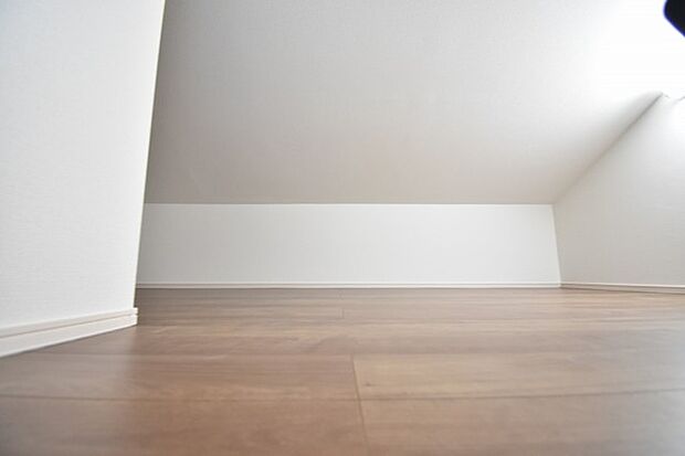 大きな屋根裏部屋はなんだかワクワクしてしまうスペース。趣味の空間や子供のワークスペース、季節物の収納など色々な用途に利用できそうな予感。