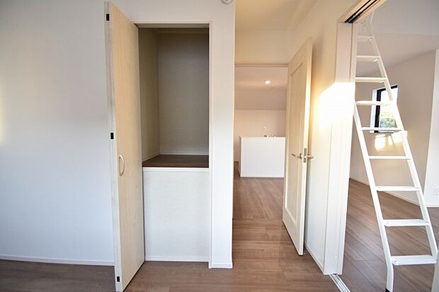 各所に効率的に配置された収納スペースがあり、日常のモノをすっきりと収納できます。 