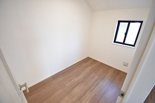 色々な用途に使えるフリースペースのある邸宅。仕事の書斎や趣味の空間や子供のワークスペース、季節物の収納など色々な用途に利用できそうな予感。