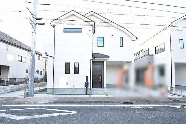 周辺の街並みの中で適度な主張、生活に溶け込むシンプルなデザインの外観が魅力の一戸建です。 