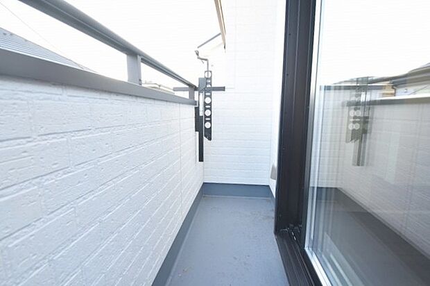 季節の変化や天気の良い日には、バルコニーでの時間が心地よく、気分をリフレッシュさせることができます。