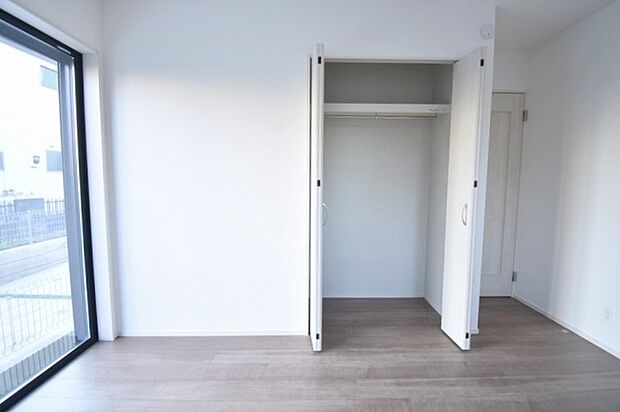 洋室はモダンなデザインと機能性を備え、快適な生活空間に。明るい窓から差し込む自然光が広々とした空間をさらに明るく開放的に感じさせます。  