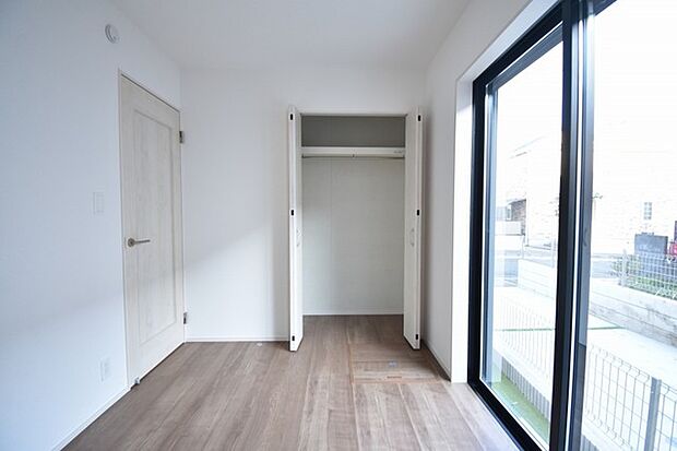 スタイリッシュなデザインと快適な居住性を兼ね備えた洋室。広々とした空間は、自分らしいインテリアを楽しむことができるほか、リラックスした時間を過ごすことができそうです。