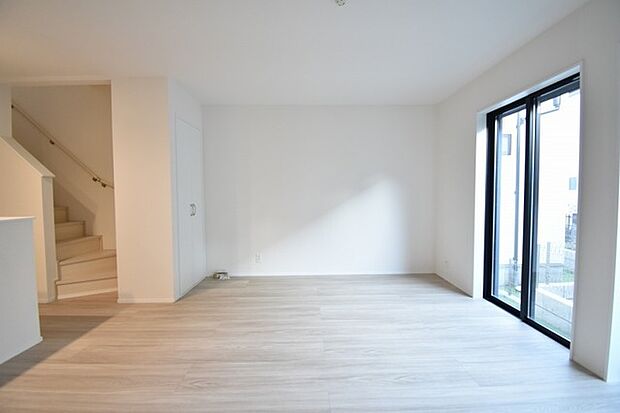 家族の集まるリビングは気持ちの良い自然光が差し込む団欒空間。室内のご見学予約も随時、受付中ですのでお気軽にお問合せください。