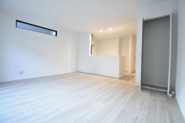 実際に室内をご見学頂くと生活のイメージが広がると思います。家具を置いたイメージや窓からの景色など。周辺で販売に出している物件も一緒にまとめてご見学頂き、比較する事もできます。