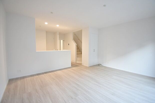 家族が食事するダイニングスペースをキッチンから見渡せる設計に。お料理をしながら家族とのコミュニケーションが増えそうな予感。 