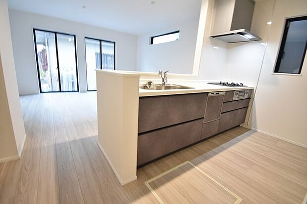 お料理をしながらリビングの家族やゲストとの会話が楽しめるカウンタータイプのキッチン。毎日のお料理を楽しく快適に。