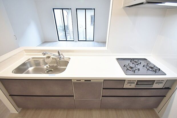 カウンターキッチンならではの開放的な見通し、全体が見渡せることでご家族の団欒スペースもより明るく笑顔が溢れる空間となります。 