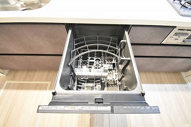 毎日の家事をサポートしてくれる食洗器も標準に装備。ちょっと嬉しい設備です 