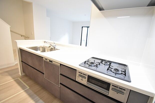 お料理をしながらリビングの家族やゲストとの会話が楽しめるカウンタータイプのキッチン。毎日のお料理を楽しく快適に。