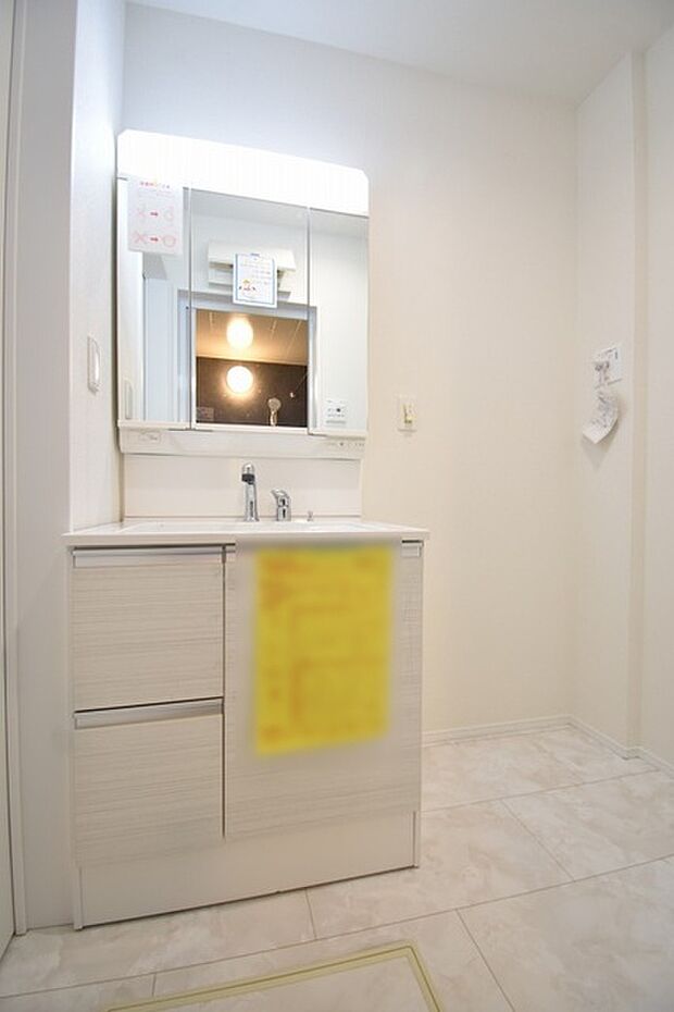 三面鏡に洗面台。 コンセントに照明機能、多機能性を備えた設備です。  