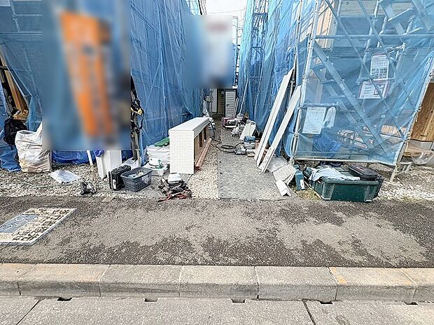 現在建物を建築中です、建築中の物件については現地確認の他、同施工会社の完成施工例のご案内、担当者のプレゼンテーションにてご検討ください。適切なご検討の方法をご説明させて頂きます。 