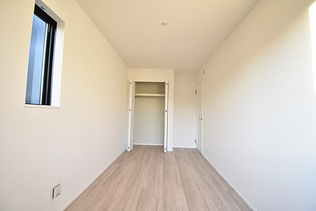 スタイリッシュなデザインと快適な居住性を兼ね備えた洋室。広々とした空間は、自分らしいインテリアを楽しむことができるほか、リラックスした時間を過ごすことができそうです。