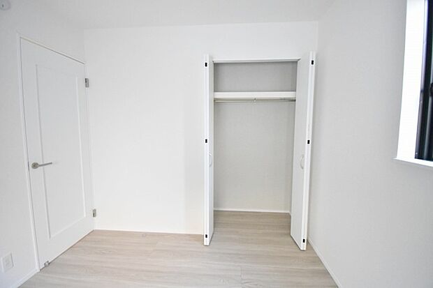 スマートなデザインと賢い収納が生活を快適にします。広々とした雰囲気を演出する工夫が施され、生活空間の魅力を引き出します。