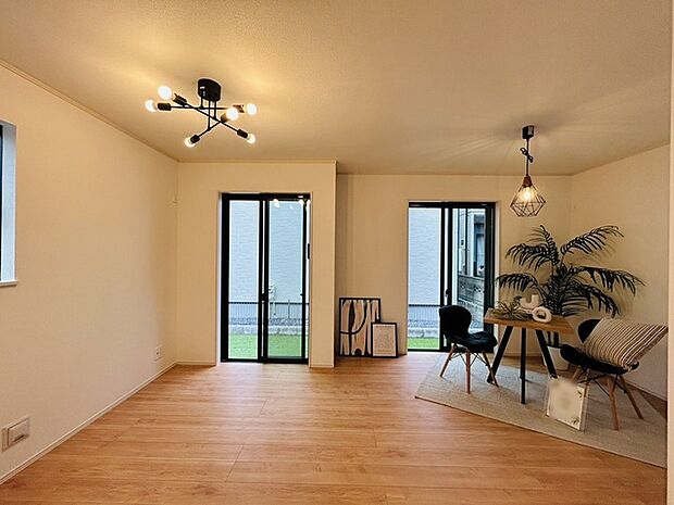 家族が食事するダイニングスペースをキッチンから見渡せる設計に。お料理をしながら家族とのコミュニケーションが増えそうな予感。 