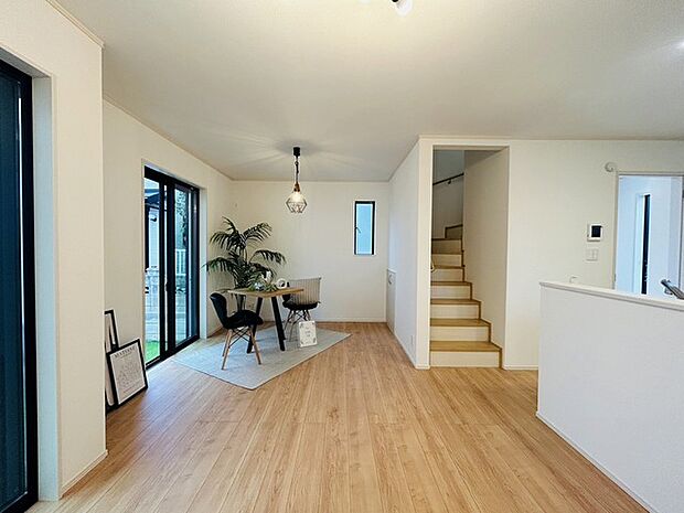 リビングの真ん中に階段がある人気のリビング階段。自然と家族のコミュニケーションが増えます。 