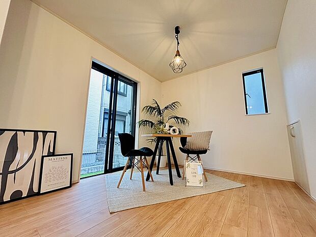 家族の集まるリビングは気持ちの良い自然光が差し込む団欒空間。室内のご見学予約も随時、受付中ですのでお気軽にお問合せください。 