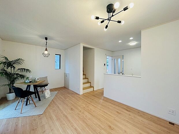 家族が一番集まる場所だから広々としつつも素敵な空間であって欲しい。みんながくつろぐリビングからキッチンまでが一つの空間のように繋がる間取り。 