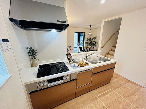 お料理をしながらリビングの家族やゲストとの会話が楽しめるカウンタータイプのキッチン。毎日のお料理を楽しく快適に。 