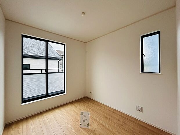 洋室はモダンなデザインと機能性を備え、快適な生活空間に。明るい窓から差し込む自然光が広々とした空間をさらに明るく開放的に感じさせます。  