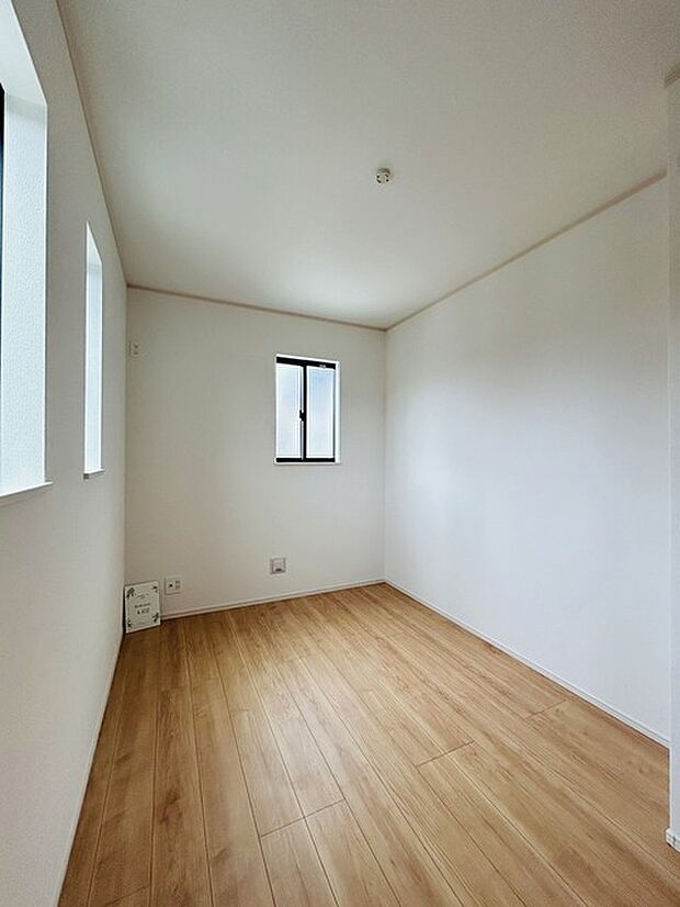 スマートなデザインと賢い収納が生活を快適にします。広々とした雰囲気を演出する工夫が施され、生活空間の魅力を引き出します。  