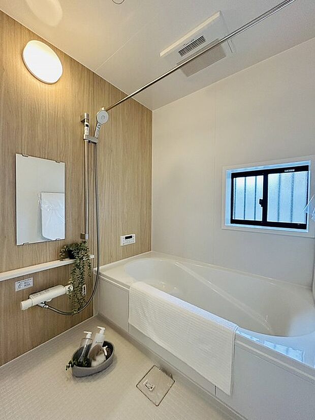 ゆったりと入浴の出来る1600×1600サイズ。 洗い場スペースも約1帖、一人でゆったりとご入浴や、お子様達との賑やかなご入浴も対応可能 