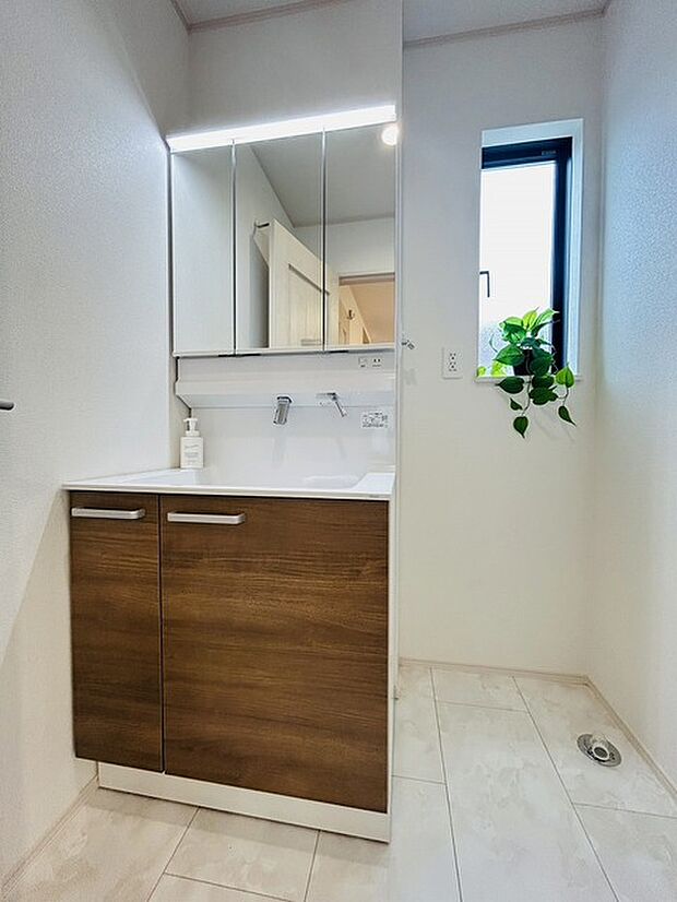 使いやすいタイプの洗面化粧台のあるランドリースペース 