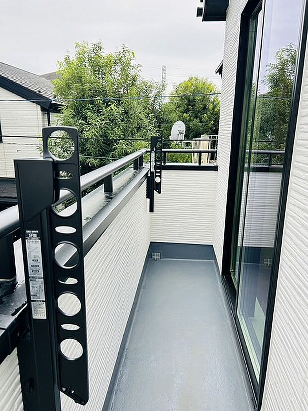 日々の忙しさやストレスから離れ、バルコニーで静かに深呼吸、心が穏やかになります。 