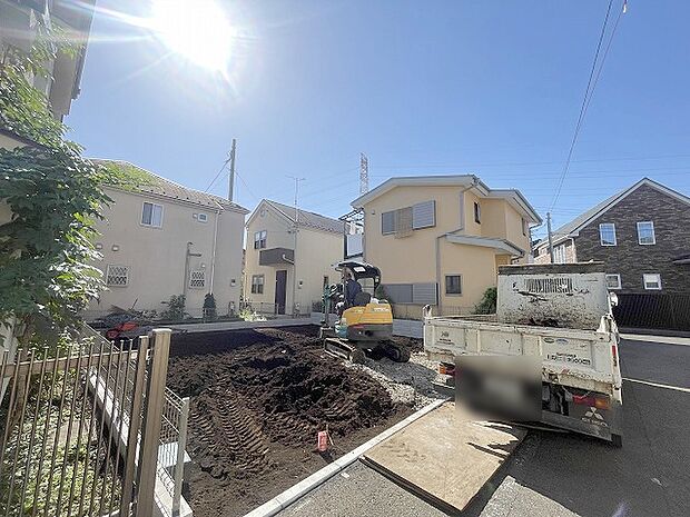 現地ご見学の際、スタッフが様々なご質問に対応いたします、周辺環境、前面道路、建築可能な建物について、ぜひご相談ください。 