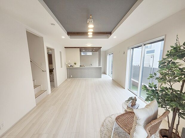 家族の集まるリビングは気持ちの良い自然光が差し込む団欒空間。室内のご見学予約も随時、受付中ですのでお気軽にお問合せください。 