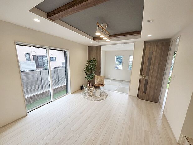 家族が一番集まる場所だから広々としつつも素敵な空間であって欲しい。みんながくつろぐリビングからキッチンまでが一つの空間のように繋がる間取り。 